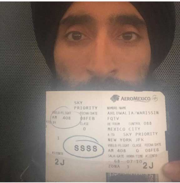 Waris menunjukkan boarding pass yang membuatnya dilarang naik pesawat. (Twitter)