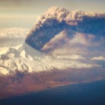 Gunung di Alaska Meletus, Pilot Malah Dekatkan Pesawat ke Gunung